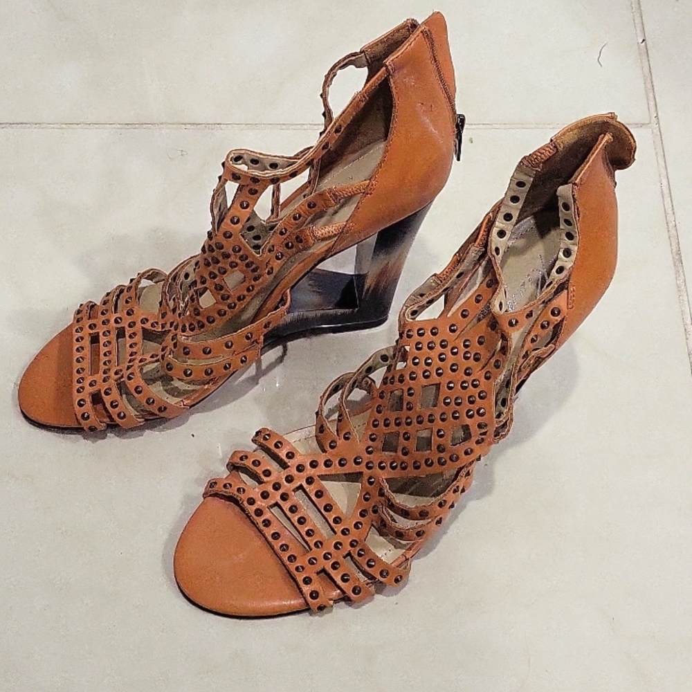 Gently used Kenneth Cole Sandals, size 9 1/2